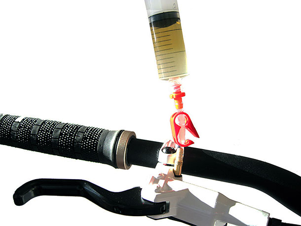 Hayes Dyno bleed syringe attached to master cylinder/lever