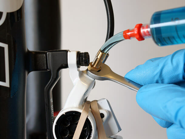 Fitting the Magura MT4 calliper bleed syringe with 8mm spanner