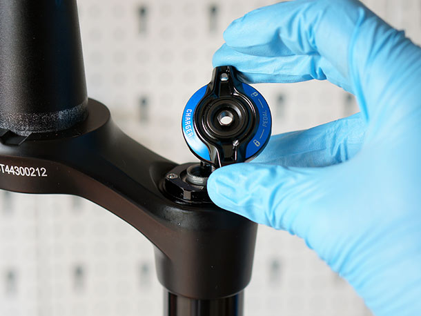 Replacing the compression mode adjuster knob onto the RockShox Pike RCT3 fork