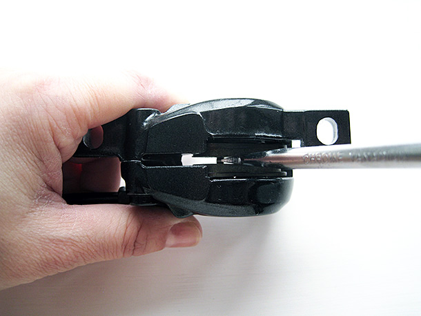 Separating Shimano brake pads with a flat blade screwdriver