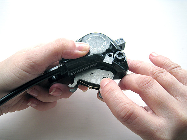 Removing the brake pads from the Shimano calliper